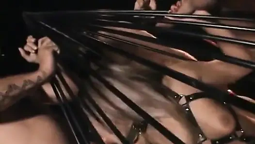 Büyük götlü itaatkar sürtük dp sikiliyor ve bukkake ağda oyunu bdsm'de dölle kaplanıyor