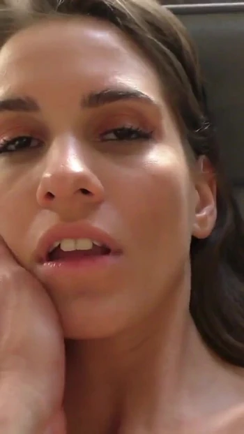 Эпический момент из "Худенькая немецкая сводная сестренка трет свой клитор, пока сводный братец всовывает член в ее дырку киски - MyDirtyHobby"