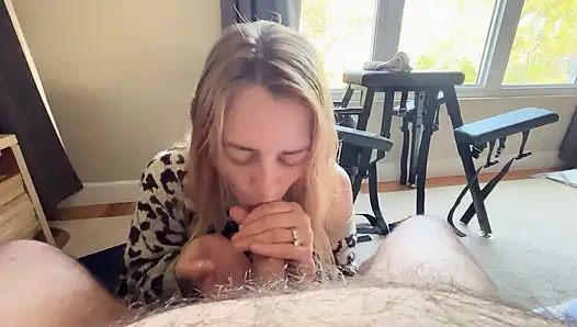 Hevesli evli kadın harika sakso çektikten sonra her damlayı emiyor ve yutuyor