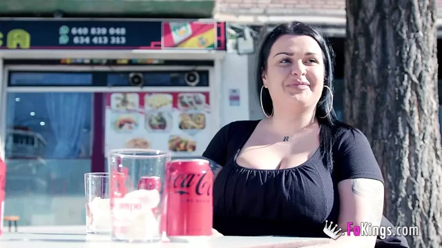 Yıllar sonra... sandra geri döndü ve hala kocaman göğüsleri var!