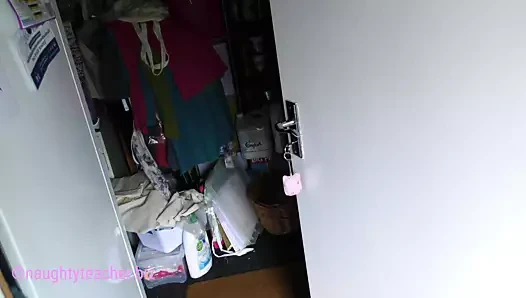 Lavabonun altında sıkışmış!