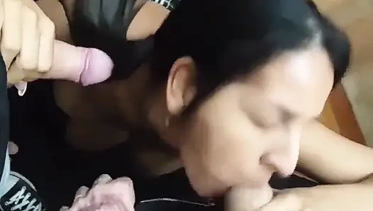 Partide erkeklerle sıraya girdim ve güzelce emdim, sonunda burada bir yarakla bile dayak yedim, dostum!