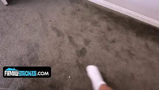 İri göğüslü üvey anne Rachael Cavalli üvey oğlunun kız arkadaşının tangasını deniyor