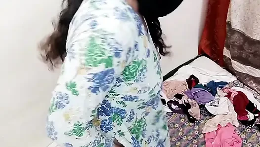 Hintli hizmetçi sahibesinin kıyafetlerini giyiyor ama özür dilemek için sahibiyle anal seks yapıyor
