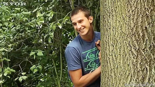 İki azgın adam açık havada salıncakta seks yapmaya başladı