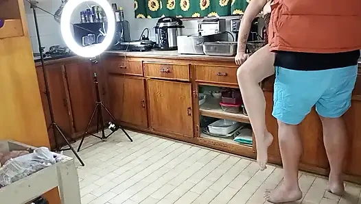 Она пыталась сделать салат, а затем съела член