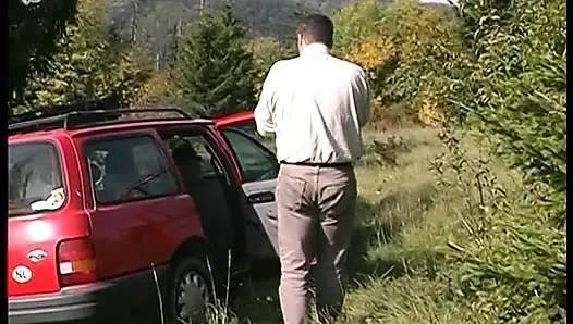 Büyük memeli sarışın amcığı açık havada yalıyor ve çarpıyor