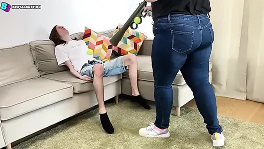Testis patlaması! Kasık kısmı bizden çok nefret ediyor haha! - Dave Moon - Jennifer - Bbusting (top kırma)