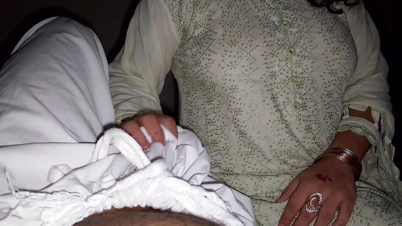 Geceleri sasur ji bahu rani'sini sert sikiyor, Hintçe sesli gerçek Hintli desi seks