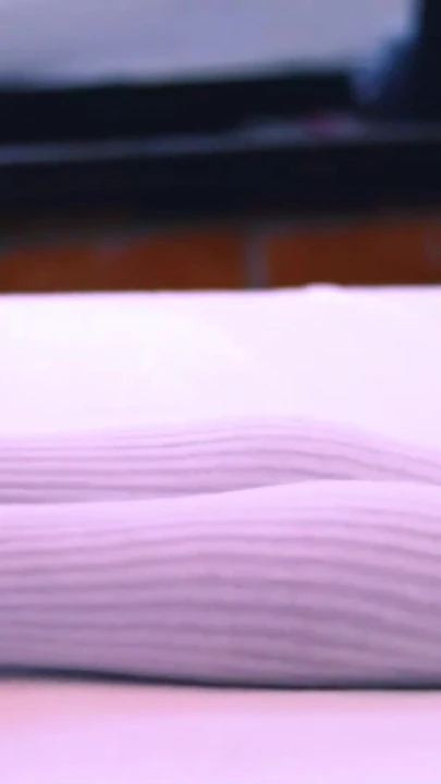 Genç 18+ komşu, eşleri tatildeyken odasında yaşlı komşusunu baştan çıkarıyor. | Klip 2