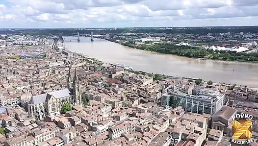 Trixy, muhteşem kızıl saçlı bir çift tarafından sikiliyor