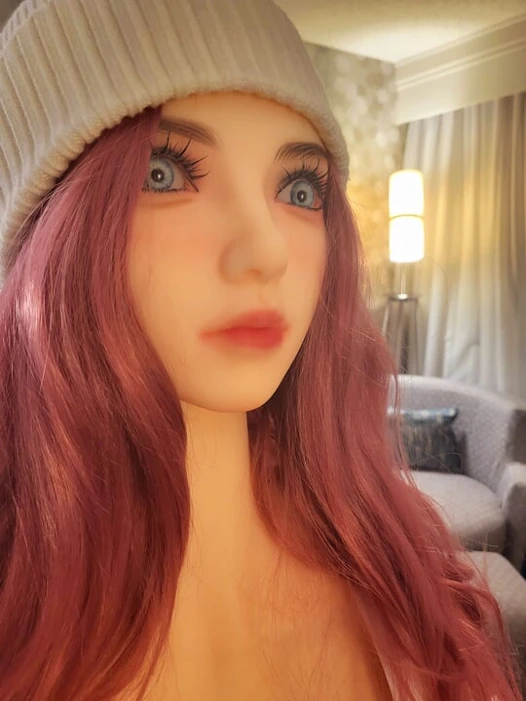 Üvey kız tavşan seks bebeğini eğitiyor