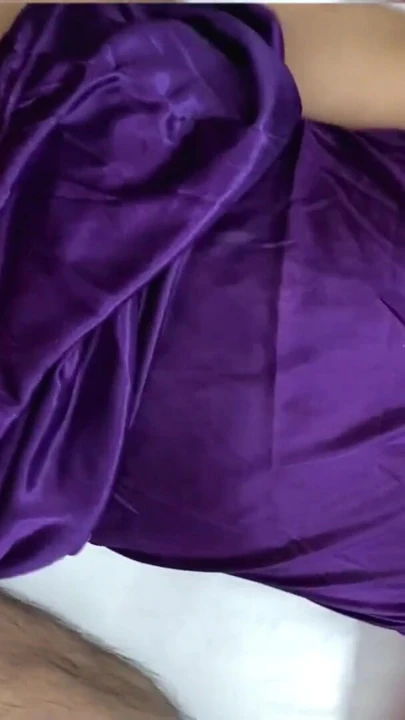Ateşli ince teyze sulu amcık sikişiyor Hintçe sesli porno filmler | Klip 1