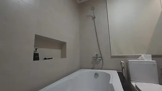 Islak sabunlu sürtük Sweetscoishsub duşta tıraş oluyor ve en sevdiği dildoyla amını azdırıyor