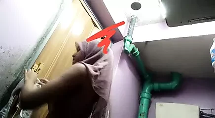 Azizah göğüsleri ile oynuyor