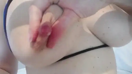 Kameranın önünde büyük memelerini sağıyor, her yere süt sağıyor