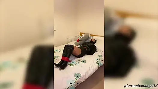 Latina in leren laarzen en volledige leren outfit strak vastgebonden en omwikkeld met mond gesnoerd (kleiner formaat)