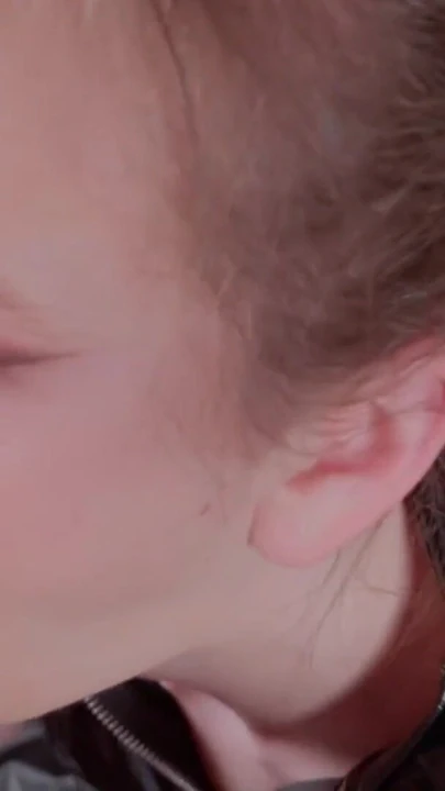 Сногсшибательный момент из "Латексная кукла Ritzy Rain принимает его глубоко в ее глотку и глотает мочу без заблуждения"