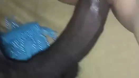 Olgun sürtük onu emiyor ve zam kazanmak için patronu tarafından sikiliyor