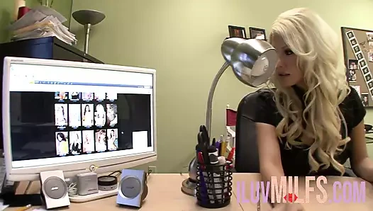 Büyük memeli sarışın minyon bir esmeri baştan çıkarıyor