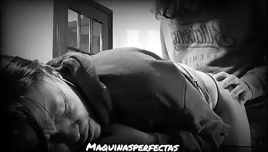 Üvey babam beni sert siktiğinde çok azıyorum.