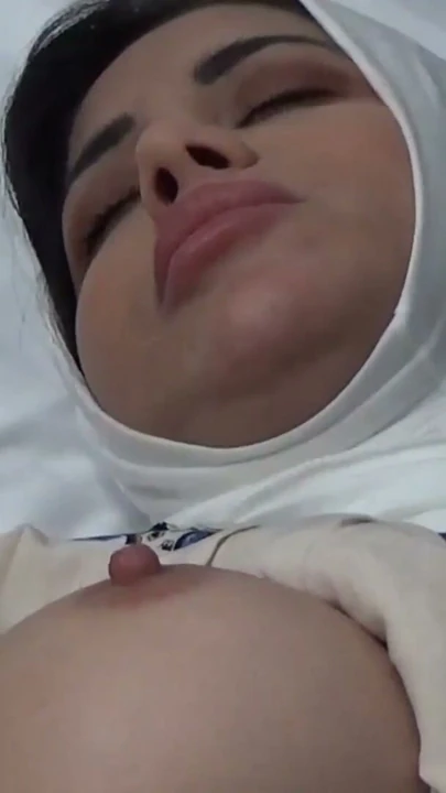 Azgın büyük götlü İranlı orta yaşlı seksi kadın evde tek başına mastürbasyon yapıyor | Klip 3
