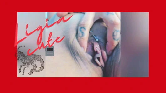 Ligia güzel bir kedi yakın çekim vaping yapıyor ve tutkusunu nefes veriyor: kamera önünde olun