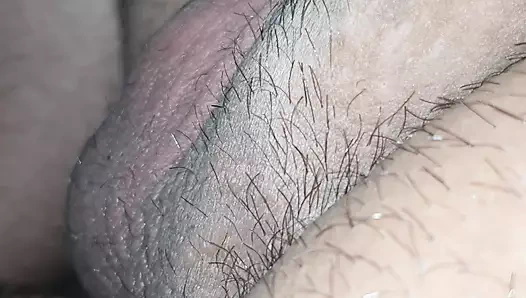 Üvey annenin eli üvey oğlunun yarağına kayıyor