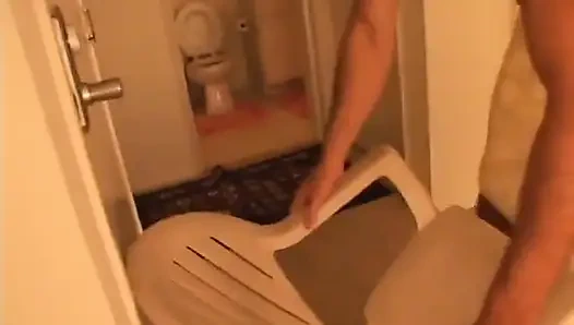 Genç adam azgın olgun sürtüğü yerde sikiyor