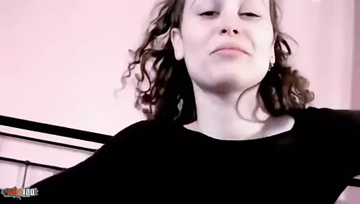 Tina: sevimli tina yatağında mastürbasyon yapıyor