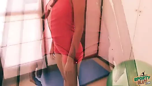 Büyük deve tırnağı! busty esmer genç yuvarlak eşek egzersiz yapıyor