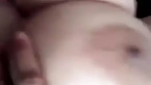 Desi yenge'nin büyük göğüsleri sert sıkılmış