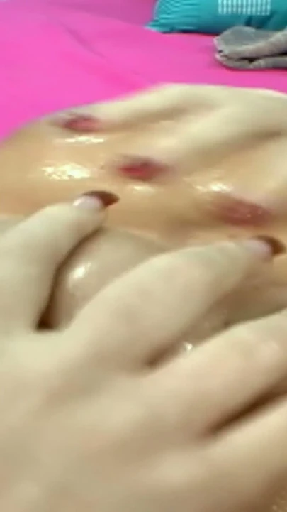 Pembe yatakta anal - siyah topuklu yağlanmış sarışın derine alıyor