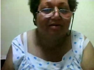 Büyük memeli kadın azgın :) gösteriyor