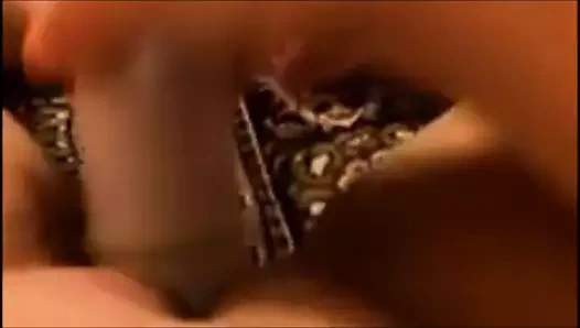 Karısı büyük oyuncaklarla mastürbasyon yapıyor ve videoda vuruyor