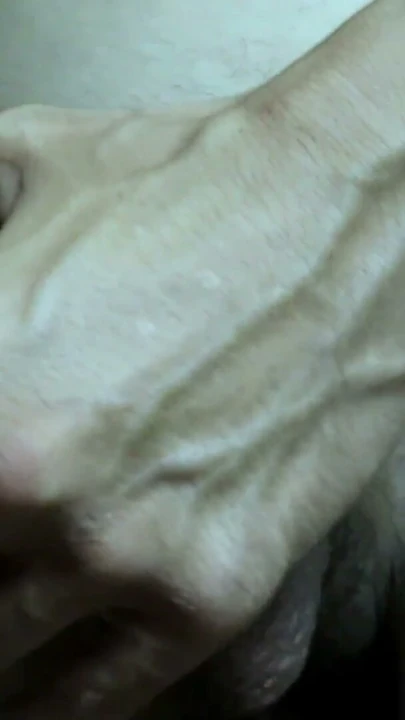 süper bir mastürbasyon manyağının büyük sert sikinin yakından görüntüsü ve damarları, götüne daha derin sokmak için | Bölüm 1