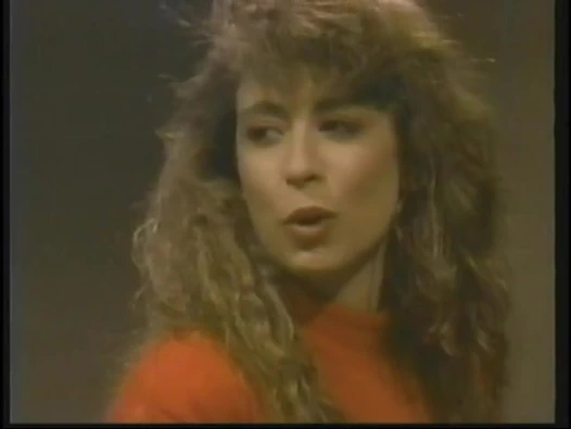 Amcığı iki büyük yarakla derinden içeri girerken büyük göğüsleri zıplıyor