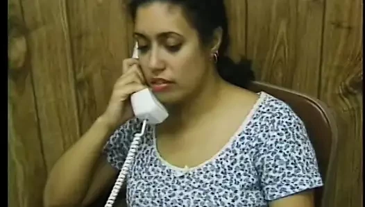 Seksi hatun ıslak sıkı yarığında büyük bir yarağı hissetmeyi seviyor