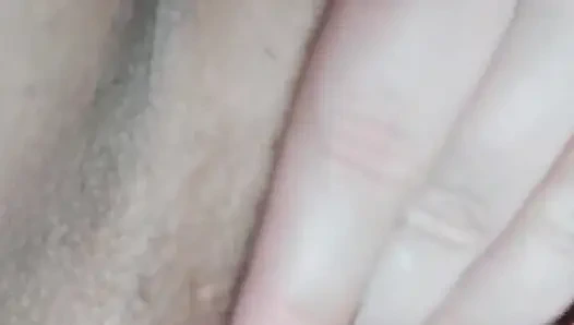 Islak, ateşli amcık için iki parmak