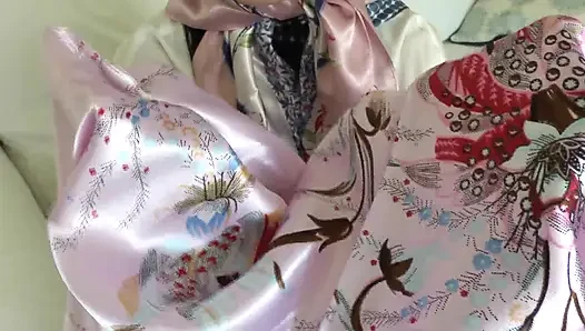 Saten eşarp sevgilisi ve parlak saten eşarbına boşalıyor, Lady Victoria Valente