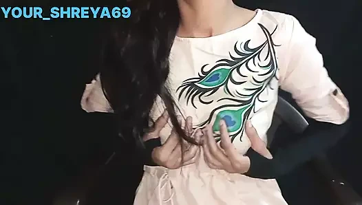 Hintli genç ateşli kız ıslak amcığı için yarak arıyor