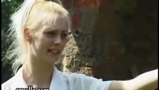 Kadın egemenliği elbise binicisi kırbaçlıyor