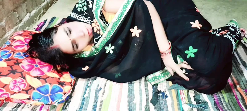 Siyah sari içinde ateşli yengeyi sikiyor