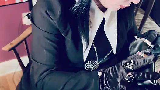 Wednesday addams, tina snua, chain saten eldivenle 2 sigara içiyor - sigara içen kadın sürükleniyor omi ome ucunu kuyruğuna sokuyor