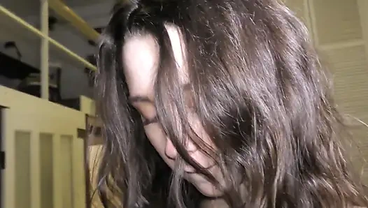 18 yaşındaki sıska genç kızı evinde sikiyor