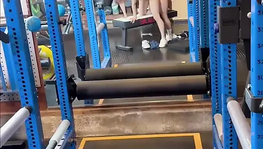 Sevimli Asyalı sportif kız Chloe Lin büyük yarak eğitmeni tarafından sikiliyor