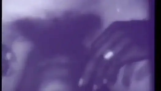 Azgın siyah beyaz orta yaşlı seksi kadın ve takma yarak dildo ile klasik üçlü grup seks (ses yok ama müzik)