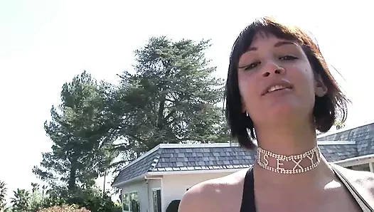 Esmer bomba Stella açık havada seksi sakso çekiyor