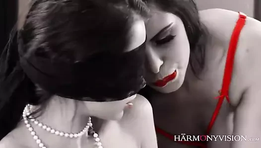 Çarpıcı busty lezbiyenler