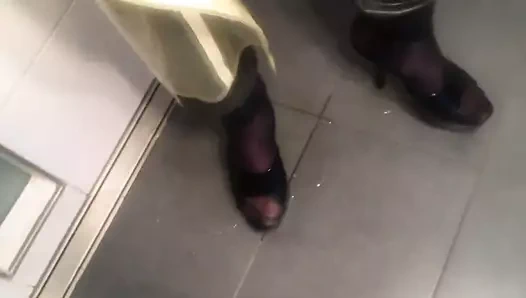 Lateks koşu pantolonu oyun ve işemek